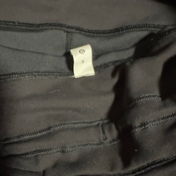 Lululemon Wunder Train Shorts size 8 with side pockets - Picture 2 of 2